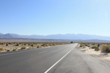 Oneindige weg door Death Valley