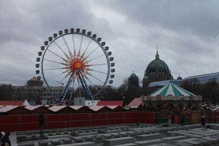 Reuzenrad op de kerstmarkt voor Rotes Rathaus