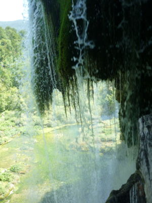 Achter de waterval