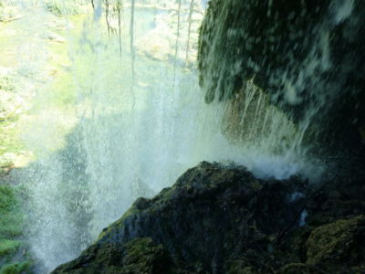 Achter de waterval